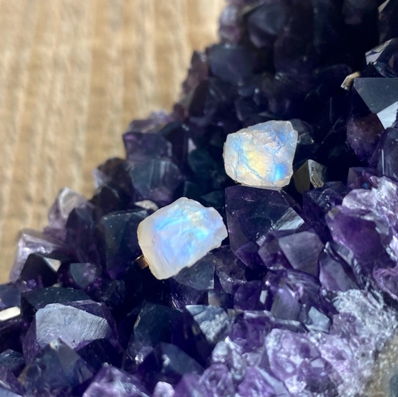 💋 2 for $20/ Raw Moonstone Gemstone Crystal Studs - Picture 3 of 9